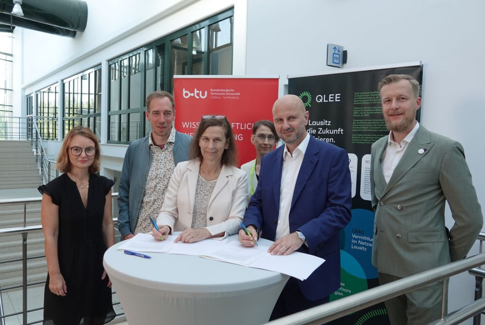 v.l.n.r. stehend Manuela Glühmann, Frank Büchner, Prof. Dr. Christine Grande, Heike Bartholomäus, Jörg Waniek, Martin Heusler