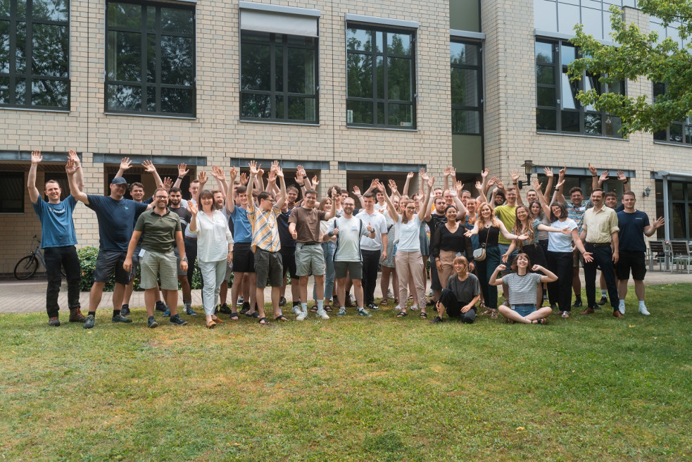 Gruppenfoto der Akteure rund um die Zukunftsakademie 2024 vor dem Qualifizierungszentrum in Lübbenau.