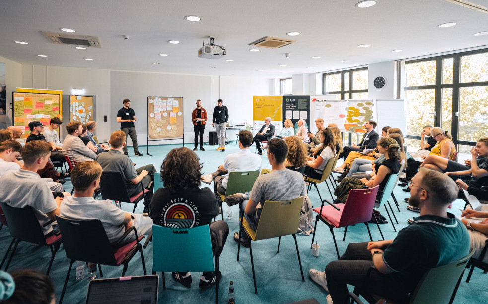 © QLEE/Robert Eckstein ZAK-Teilnehmende stellen ihre Ergebnisse in großer Runde vor.