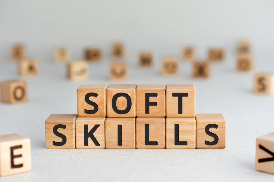 Bauklötze mit Buchstaben die das Wort Soft Skills formen