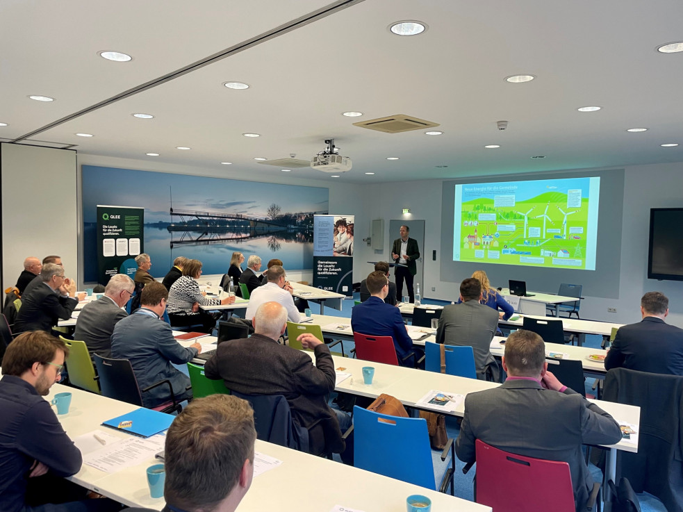 Kommunen_stärken_2022_ Gruppe von Personen sitzt vor einer Präsentation