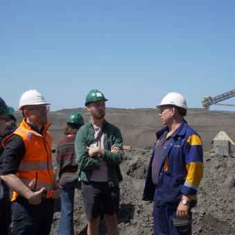 © QLEE/Hanna Ahrenberg Tagebauleiter erklärt die Bedeutung des Tagebaus Welzow-Süd für die Region Lausitz.