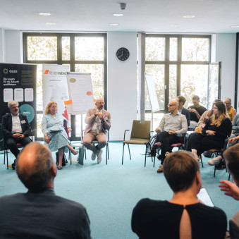 Dr. Friederike Haase, Staatssekretärin im Ministerium für Wirtschaft, Arbeit, Energie und Klimaschutz des Landes Brandenburg, sowie Thomas Kralinski, Staatssekretär im Sächsischen Staatsministerium für Wirtschaft, Arbeit und Energie, nahmen sich Zeit für den Austausch mit den jungen Teilnehmenden.