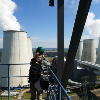 Person blickt auf ein Kohlekraftwerk