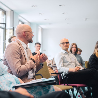 © QLEE/Robert Eckstein  Dr. Friederike Haase, Staatssekretärin im Ministerium für Wirtschaft, Arbeit, Energie und Klimaschutz des Landes Brandenburg, und Thomas Kralinski, Staatssekretär im Sächsischen Staatsministerium für Wirtschaft, Arbeit und Energie, nahmen sich Zeit für den Austausch mit den jungen Teilnehmenden.