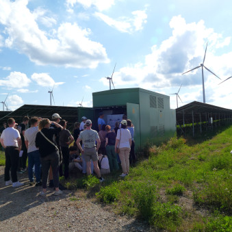 Gruppe von Personen vor einem Hybridpark