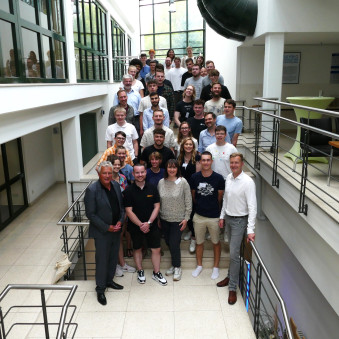 Gruppenfoto auf einer Treppe
