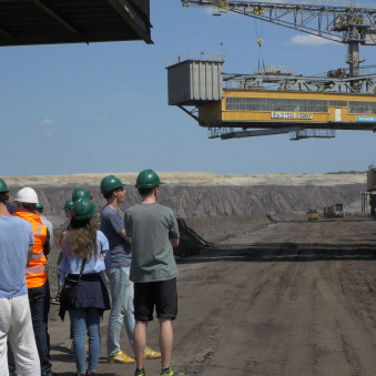 © QLEE/Hanna Ahrenberg ZAK-Teilnehmende an Exkursionsstation im Tagebau Welzow-Süd.