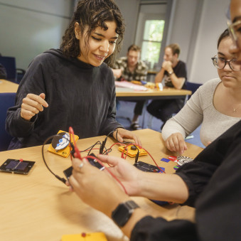Workshopteilnehmende lernen die Grundlagen von Solartechnik.