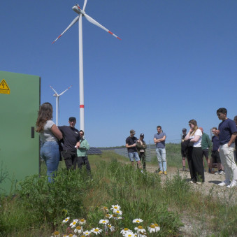 Exkursionsstopp am Solarpark von GP JOULE in direkter Nachbarschaft mit dem Windpark von enercity.