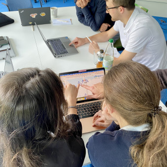 Interessierte nehmen am Workshop zum deutschen Stromnetz teil.