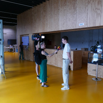 © QLEE/Julien Block Person wird mit Kamera gefilmt