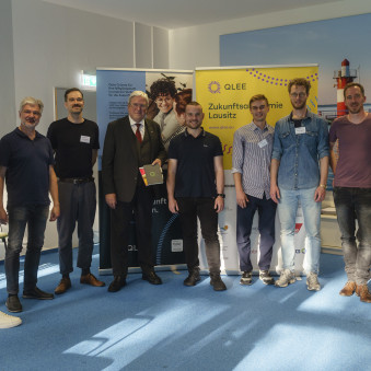 Gruppenbild der Organisator:innen und politischen Gäste.