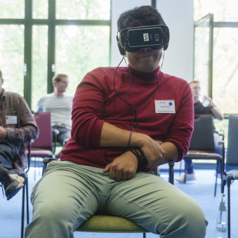 Mit VR-Brille besichtigt ein ZAK-Teilnehmer ein virtuelles Windkraftwerk.