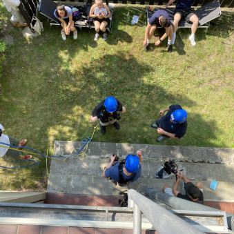 Blick von oben auf Gruppe von Personen 