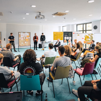 © QLEE/Robert Eckstein ZAK-Teilnehmende stellen ihre Ergebnisse in großer Runde vor.