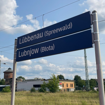 Bahnhofsschild von Lübbenau/Spreewald.