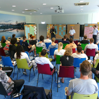 Gruppe von Personen vor einer Präsentation