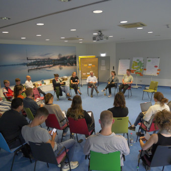 © QLEE/Maria Göckeritz Dr. Julia Gabler von der Hochschule Zittau/Görlitz, Bastian Ascher sowie eine Vertreterin der BUNDjugend Brandenburg und ZAK-Alumna nahmen an interaktiver Diskussionsrunde teil.