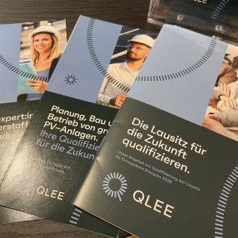 QLEE_Flyer Foto von verschiedenen Seminar-Flyern.