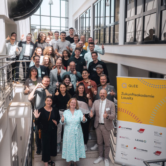 © QLEE/Robert Eckstein Gruppenfoto der ZAK-Teilnehmenden und politischen Gästen.