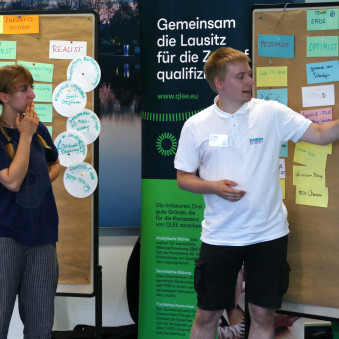 © QLEE/Maria Göckeritz Personen vor einer Präsentation