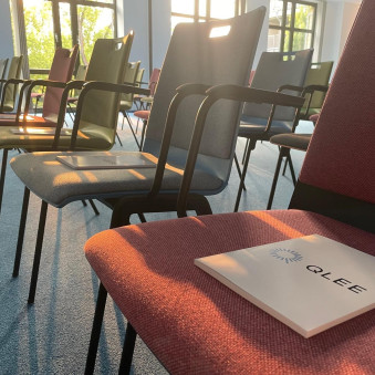 © QLEE/Constantin Rücker QLEE-Willkomenspaket liegt auf den Stühlen bereit.