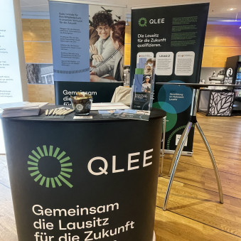 QLEE-Stand Foto von einem Messestand mit 2 QLEE-Rollups.