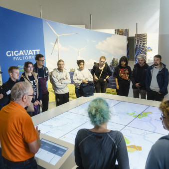 Exkursionsstopp bei der Gigawatt Factory in der Lausitz.