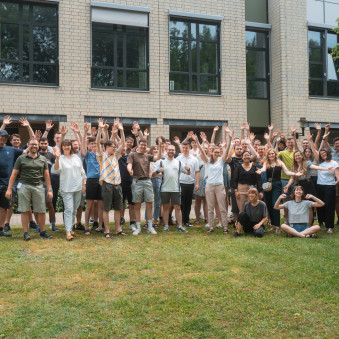 Gruppenfoto auf einer Wiese