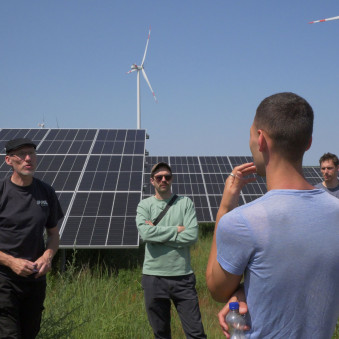 Exkursionsstopp beim Solarpark von GP JOULE in direkter Nachbarschaft mit dem Windpark von enercity.