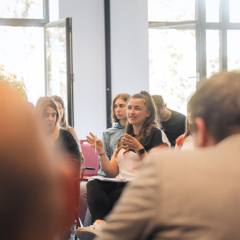 © QLEE/Robert Eckstein ZAK-Teilnehmende beteiligt sich an Diskussionsrunde