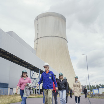 Exkursionsstopp am Kraftwerk Schwarze Pumpe.