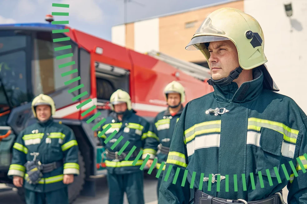 Feuerwehrmann schaut entschlossen nach vorne