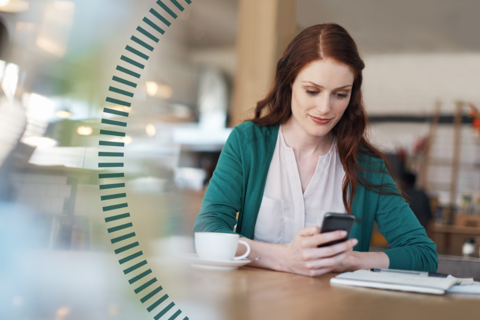 Person liest Nachrichten auf einem Handy