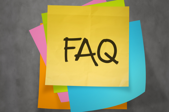 FAQ Ein Stapel von Heftnotizen zeigt das Wort FAQ